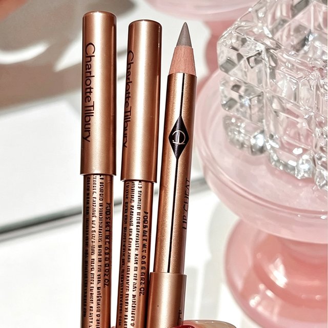Charlotte Tilbury Smooth Lip Liner And Lipstick for Easy Application To Create Grand Luxurious Makeup Look Liquid Foundation