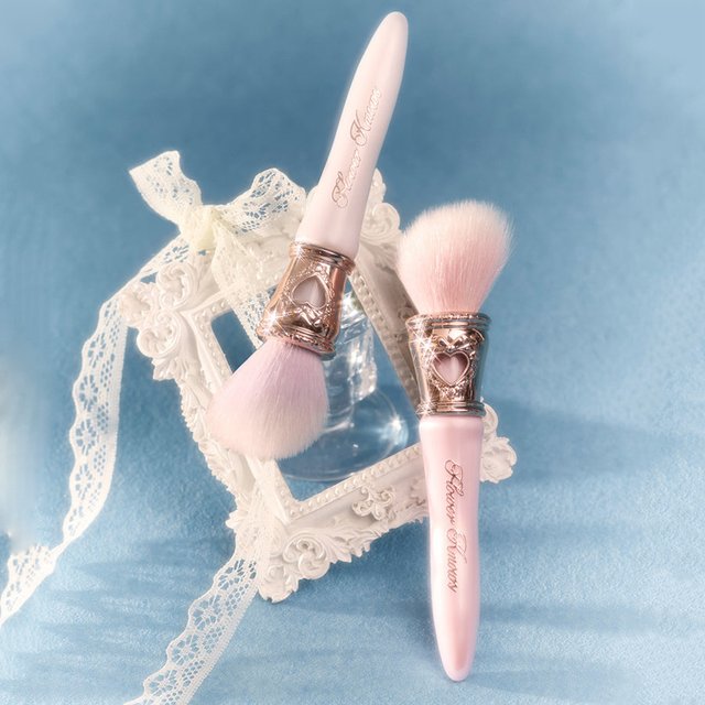 Pinceau à blush angulaire Flower Knows Bunny Garden, pinceau de maquillage doux et végétalien pour le contour, le mélange et la précision du maquillage des joues et du visage
