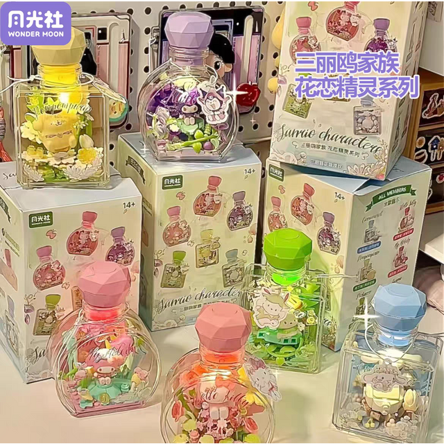 Boîte Surprise Sanrio en Forme de Flacon de Parfum, Jouet Hellokitty Kuromi Pochacco, Briques Modèles avec Lumières, Ornements, Cadeaux d'Anniversaire et de Fêtes