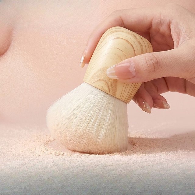 Mushroom Head Powder Blush Brush Soft Fluffy Synthetic Bristles Face Makeup Brush Loose Powder Cosmetic Tool With Wood Handle