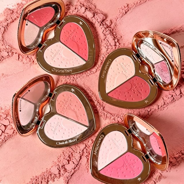 Charlotte Tilbury CT Blush Set : Blush Liquide, Blush Cushion, Stylo, Enlumineur Bicolore, Gloss Solide – Naturel, Lisse et Non Collant