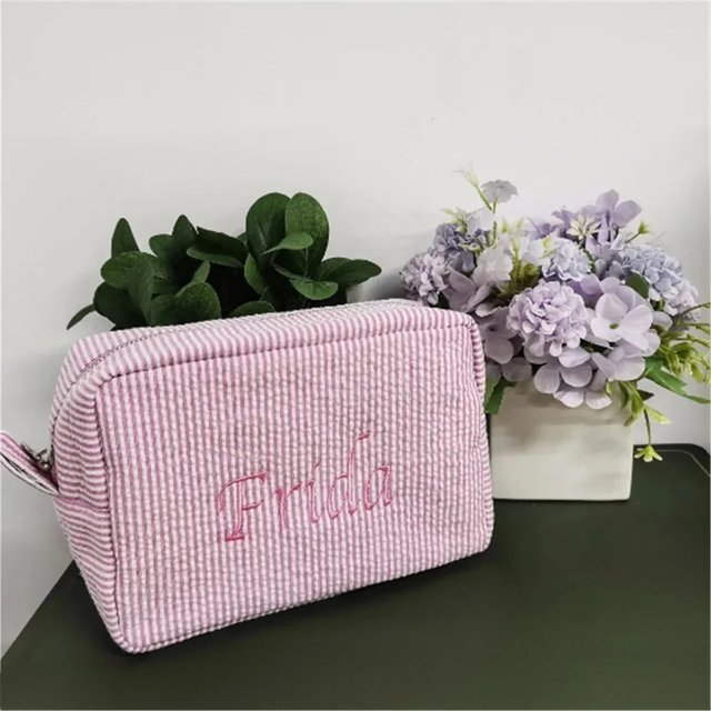 Personalisierte Seersucker-Make-up-Tasche – gestickter Name, Kulturbeutel, Geschenk für Hochzeit und Brautjungfer, individueller Kulturbeutel