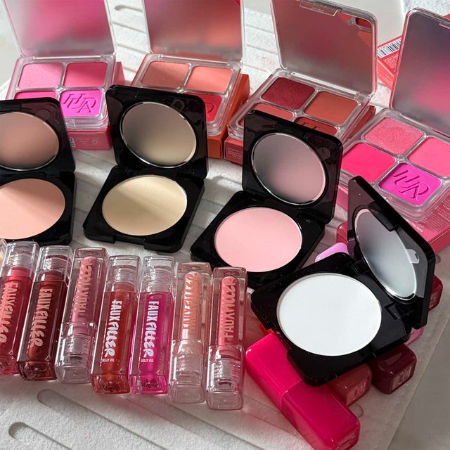 Hot Brand Lip Gloss Hydration Lip Blam Waterproof Lip Liner Easy To Apply Liquid Blush Free Loose Oil Control Powder Beauty Set