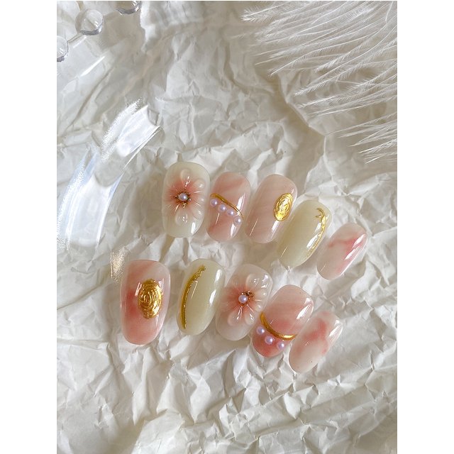 10 Pieces of Embossed Five-Petal Flower Design with Gold Lines, Short Square-Round Custom Wearable Nails, Milky White Jade Translucent Base with Blush Powder Overlay, Transparent Water-Glossy Jelly