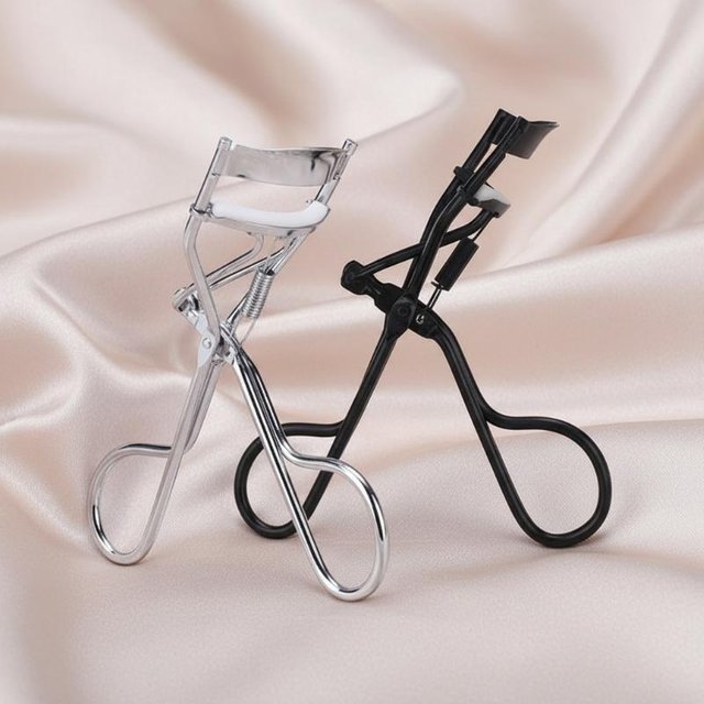 No Pinching Professional Eyelash Curler Spring Loaded Design Long Lasting Curls 2 Colors for Home Makeup