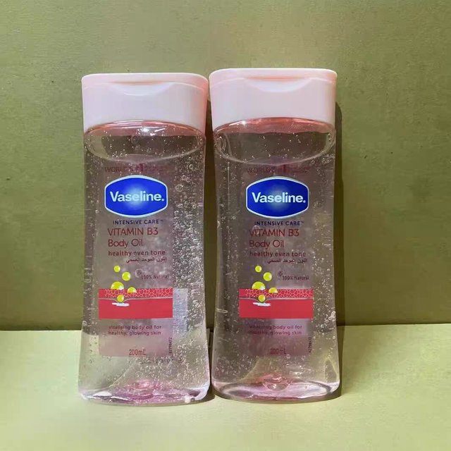 Vaseline Intensive Care Body Lotion 24H Deep Moisturizing Non-Greasy Fast Absorbing Post-Shower Nourishment for Soft Smooth Skin