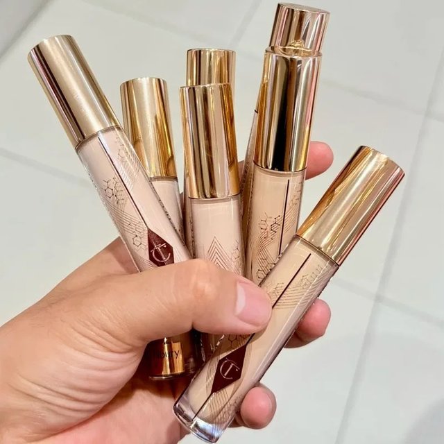 CT Concealer Honey Matte Natural Waterproof Oil Control Moisturizing and Soft Light Essence Foundation Is Fine Smooth Concealing