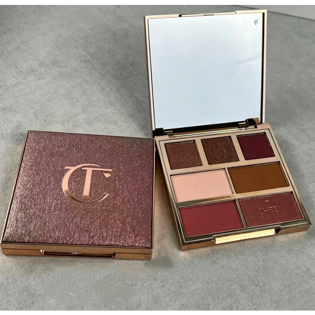 Charlotte Tilbury Peachy Blush für die Wangen, leicht zu verblenden, und Lidschatten-Konturpalette zur Betonung der Gesichtsmerkmale und zur Vergrößerung der Dimension.