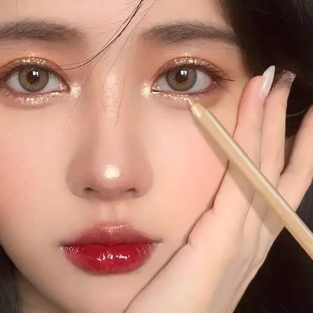 Glitter Eyeshadow Pen Pearlescent Matte Diamond Eyeliner Pen Waterproof Highlight Brighten Silkworm Makeup Pencil Shiny Eyelids