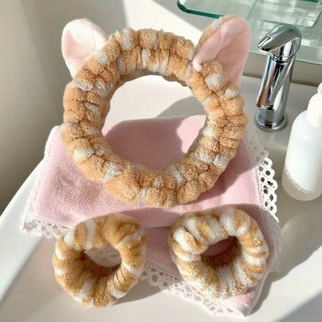 Cute Plush Headband Wrist Strap Set, Cartoon Cat Ear Shaped Wash Up Headband Kit, for Washing and Makeup in Autumn and Winter.