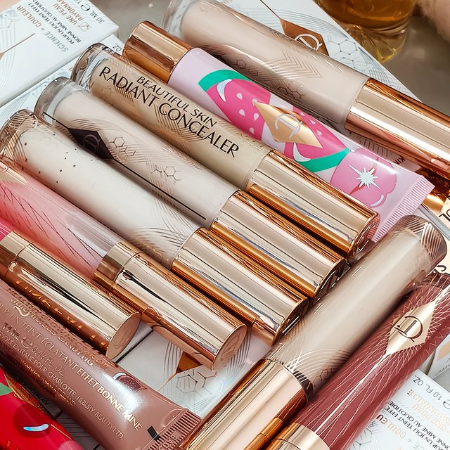 Charlotte Tilbury Brand Multi-effect Concealer Honey Brightening in The Face Covering Spots Covering Dark Circles Under The Eyes