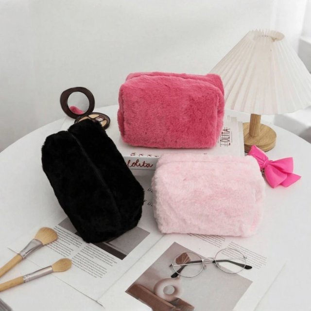 1 Cute Plush Makeup Storage Bag - Simple Nylon Makeup Bag, Suitable for Travel and Students, Comfortable and Fluffy, Large Capacity, Suitable for Winter, Available in Pink and Other Colors, Not