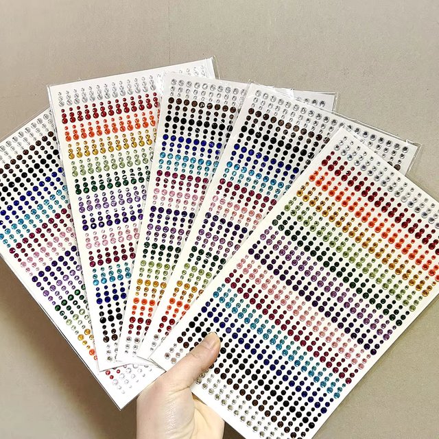 1sheet 900pcs Rainbow Face Glittle Gem Stickers Stick-On Facial Tattoo Eye Rhinestone Jewels 3/4/5mm Mix Wedding Party Make Up