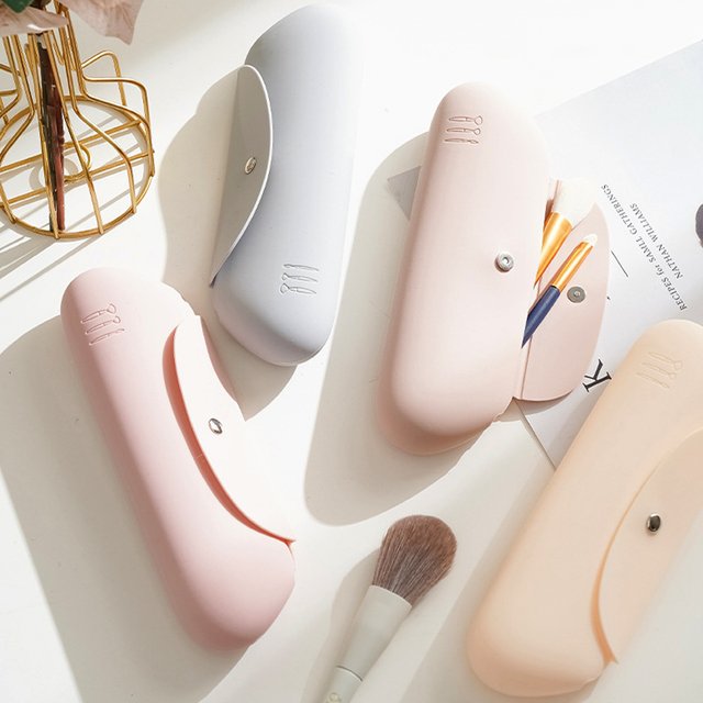 3-in-1 Silicone Brush Organizer | Keep Brushes Pristine & Isolated in Your Bag | Travel-Friendly Makeup Savior for women