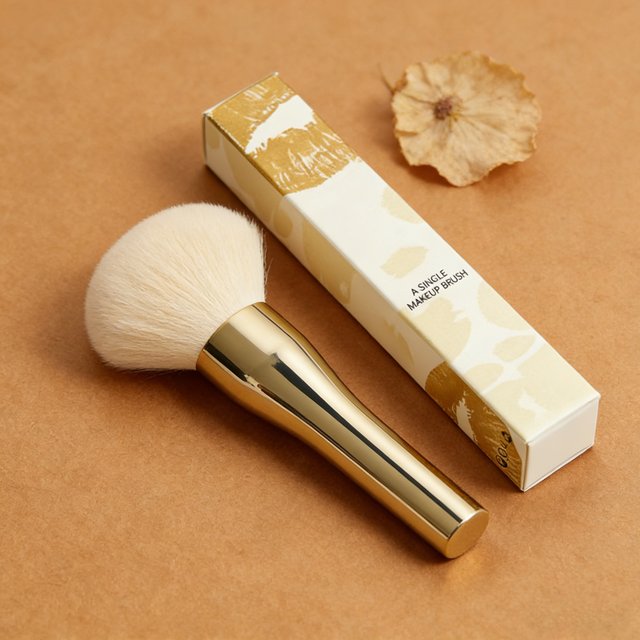 Extra-Large Soft-Bristled Makeup Brush High-Quality Facial Powder Brush Blush Brush for Effortless Application