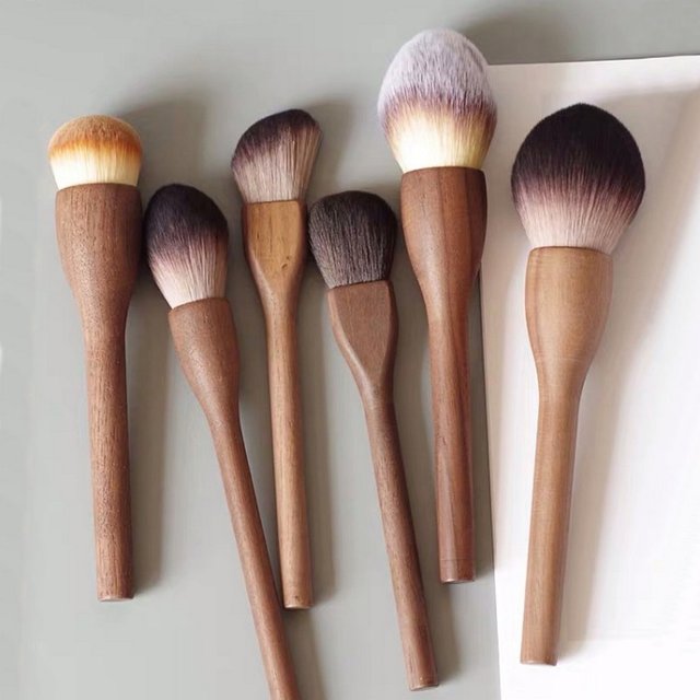 Pinceaux de maquillage vintage européens à manche en bois, pinceaux de haute qualité en noyer pour poudre libre, blush, fond de teint et contour, super doux, 1 pièce