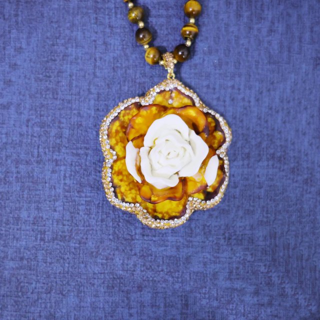Nouveau collier en pierre œil de tigre et camélia de montagne parfumé, style dragon, vintage français, chaîne de pull personnalisée, directement de l'usine de bijoux