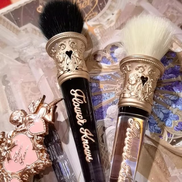 Flower Knows Little Angel Series Pointillist Brush Foundation Eyebrow Makeup Wool Fluffy Conditioning Beauty Face Makeup Tool
