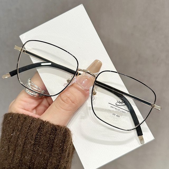 Square Frame Anti-blue Flat Light Mirror Without Makeup Fashionable Gold Silk Simple Glasses for women Myopia Glasses Frame