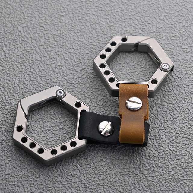 Porte-clés hexagonal poreux en alliage de titane pour homme, ultra-léger, à suspendre à la ceinture, pour clés de voiture, pendentif de ceinture Mad Cow, gadget EDC