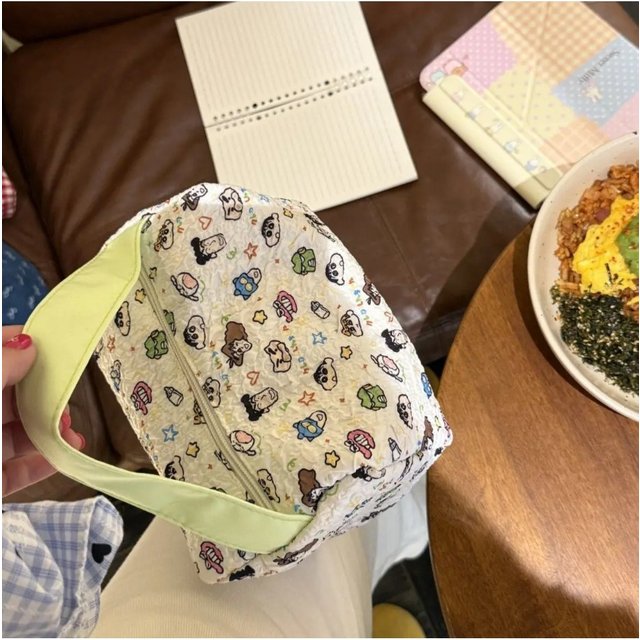 Crayon Shin-chan cute, fashionable, cartoonish, high appearance level, large-capacity portable makeup bag