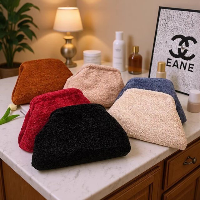 Teddy Fur Cosmetic Storage Bag with Large Opening Clip, Suede Furry Bag, Large-Capacity Toiletry Bag