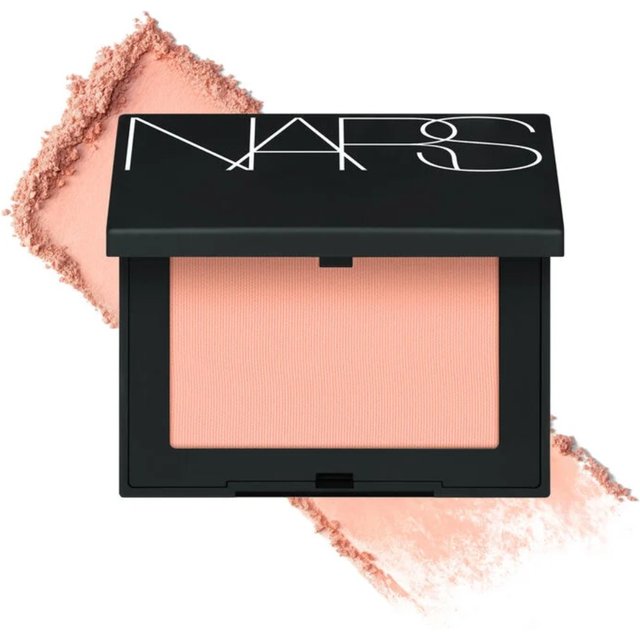 Poudre de blush NARS, tenue jusqu'à 16 heures, mélange de pigments purs qui offre une couleur fidèle. Formule soyeuse et estompante qui atténue les imperfections de la peau.