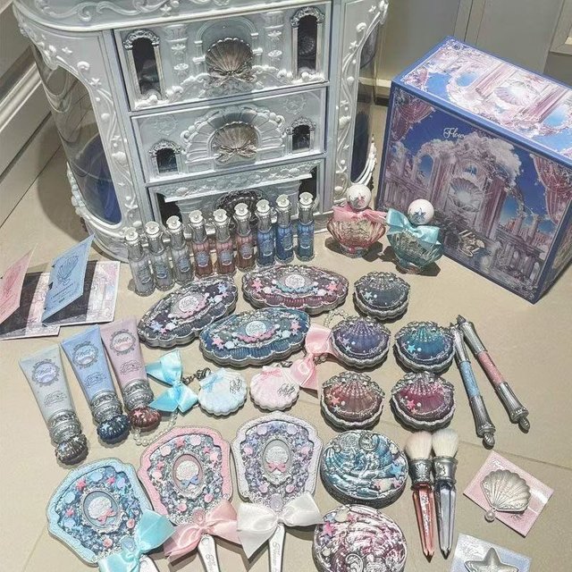 Flower knows All In One Makeup Sets Gift Box Eyeshadow Blush Cream Matte Lipstick Highlighter Highlighter Full Kit De Maquillaje
