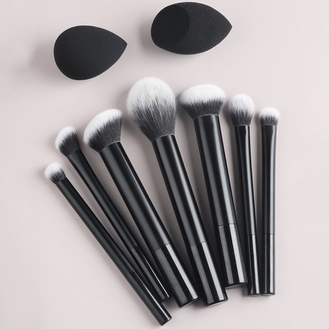 7Pcs Black Handle Cosmetic Brush Set with 2 Makeup Sponges, Multi‑Brushes for Powder Blush Highlight Eyeshadow Application