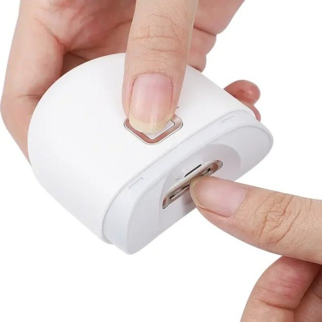 Elektryczny automatyczny obcinacz do paznokci 6,5 x 6,3 cm biały, ładowany przez USB, trymer z latarką, blokada dziecięca, manicure, pedicure