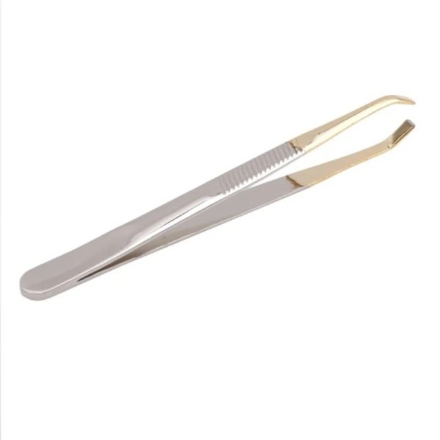 Pinzette für Augenbrauen Flacher schräger Kopf Maße 8,5 x 0,6 x 1,2 cm Edelstahl Gebogenes Ende Riffelgriff Für die Augenbrauen- und Haarentfernung golden