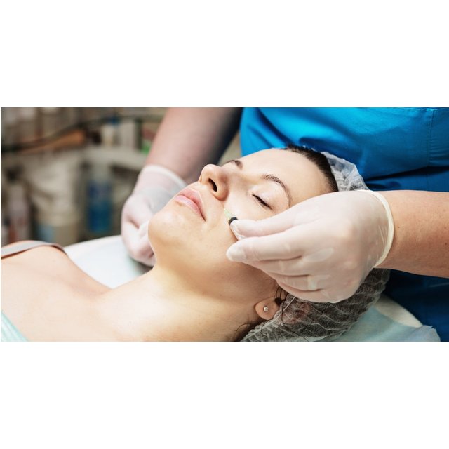Enzym Peeling, Microneedling, LED-Maske mit Kopf- & Nacken-Massage