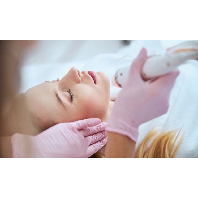 Limpieza facial avanzada con masaje kobido en cara cuello y escote