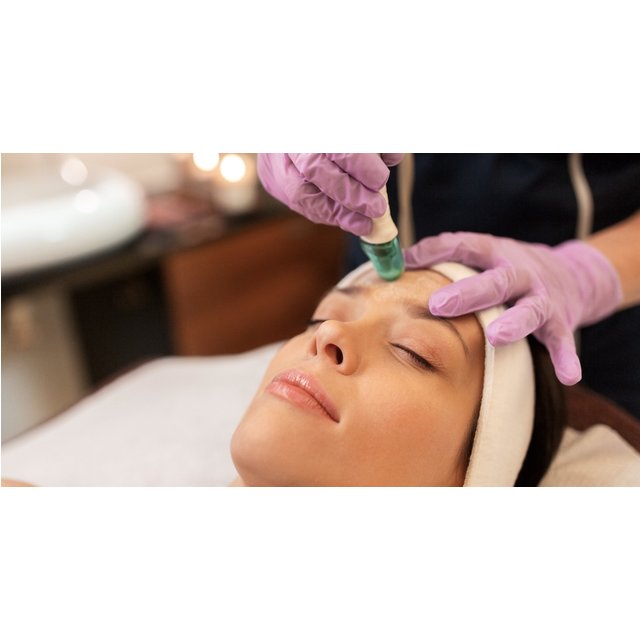 Aqua-Facial-Gesichtsbehandlung oder kosmetisches Microneedling