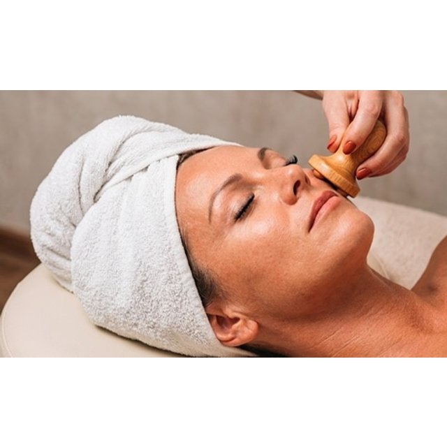 Higiene facial y masaje con piedra Gua Sha