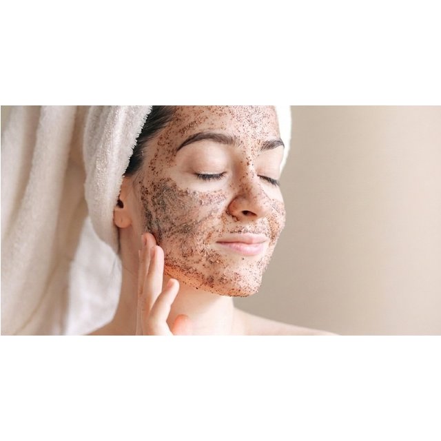 Une peau éclatante et lisse : gommage et soin visage
