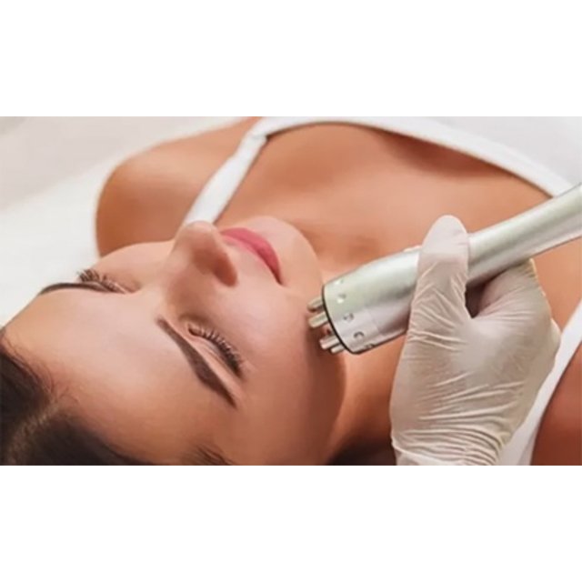 Limpieza facial profunda con dispositivo de hidrolimpieza cromoterapia con máscara LED y radiofrecuencia facial