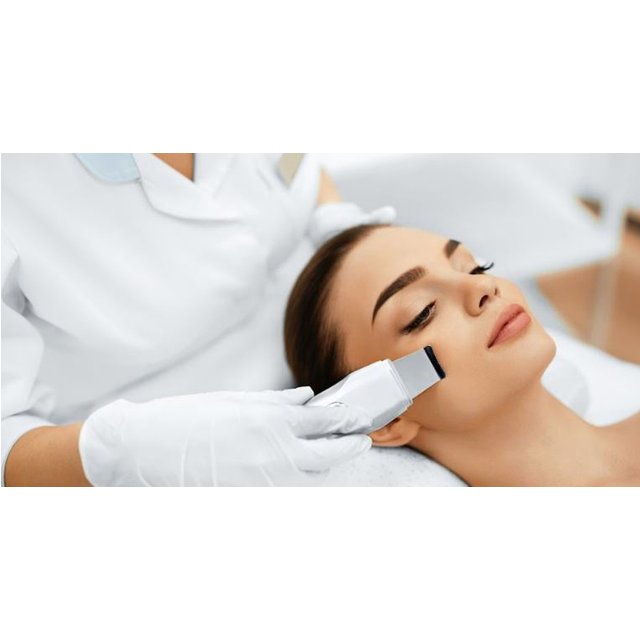 Limpieza facial con máscara LED