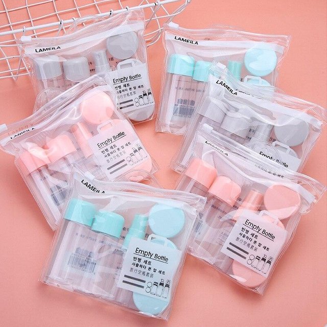 Reise-Make-up in achtteiliger Sprühlotionflasche abgefüllt, Cremedose ist tragbar und kann mit einer Aufbewahrungstasche an Bord genommen werden. Eight-piece set&PVC white