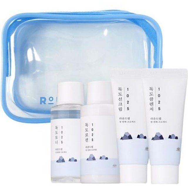 ROUND LAB 1025 Dokdo Reise-Set, 4-teiliges Hautpflege-Set mit Toner, Lotion, Sonnenschutz & Reinigungsmittel + Reisetasche