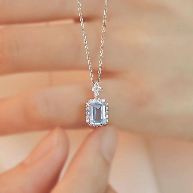 Collier Bouteille de Parfum Aquamarine pour Femme Chaîne de Clavicule Luxe Léger Niche Tempérament Super Féerique Chaîne pour Pull Style Froid 1 beige