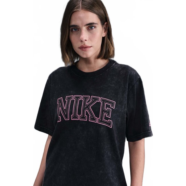 Camiseta Nike Sportswear Classics Feminina