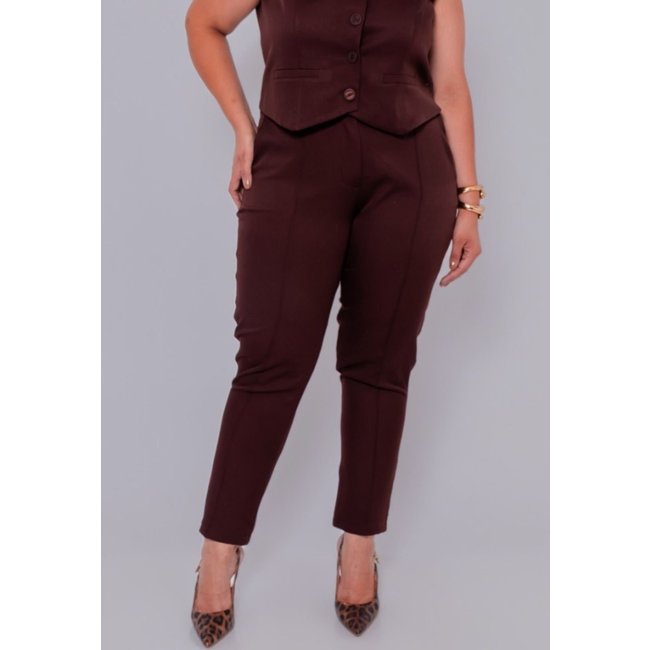 Calça Plus Size Alfaiataria Elegante com Vinco Marrom