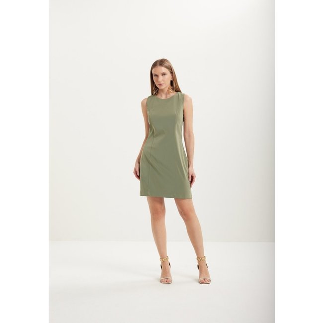Vestido Curto Sem Mangas Com Recortes Pespontados