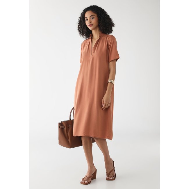 Vestido Feminino decote em V com gola Marrom