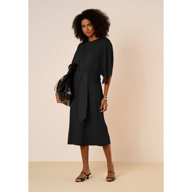 Vestido Maria Valentina Solto Decote Careca Manga Curta Midi Preto