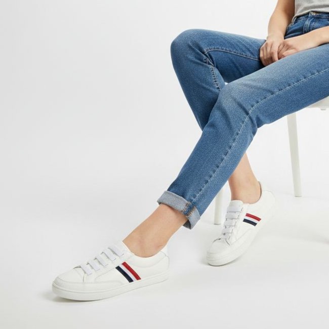 Tênis Básico Feminino Rasteiro em Couro Com Elástico Branco