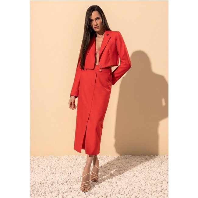 Blazer Cropped Com Lapelas E Botão Em Tecido Plano