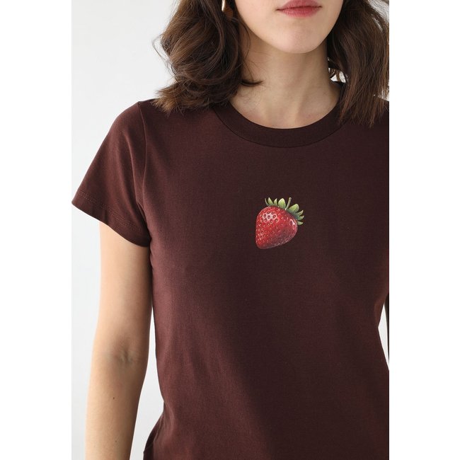 Camiseta Feminina Baby Tee Fiveblu Estampada Strawberry Marrom