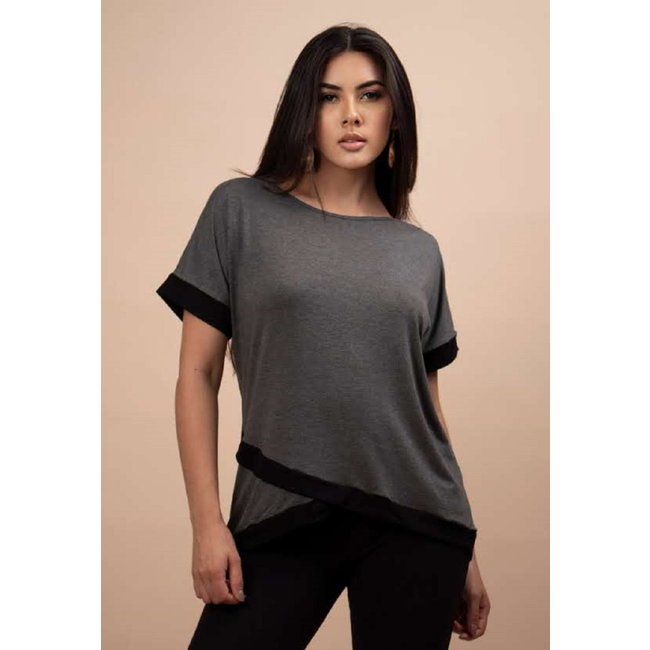 Blusa Jaci Malha Amazonia Vital Manga Curta Babado Transpassado Bicolor Mescla e Preta
